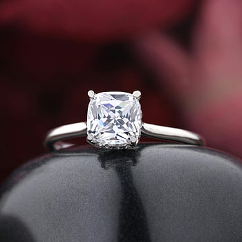 stříbrný diamantový prsten, černý zaoblený kámen, třpytivý drahokam, šperky displej, detail, stříbrný prsten, diamantové šperky, drahokam prsten, luxusní šperky, zásnubní prsten, stříbrná pásma