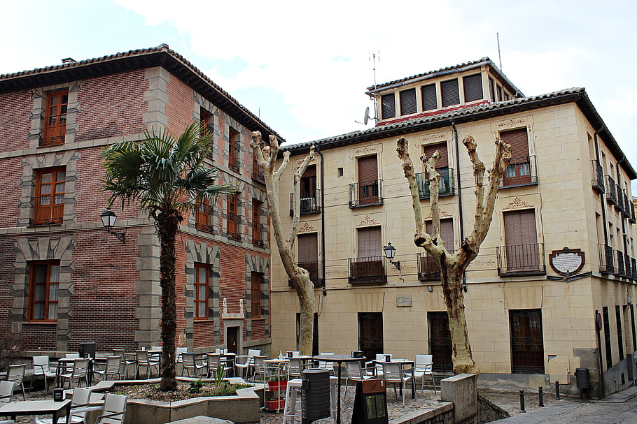 toledo, castilla-la mancha, Španělsko, Plaza de Marrón, venkovní posezení, cihlová budova, kamenná budova, stromy, pouliční osvětlení, evropské architektury, náměstí