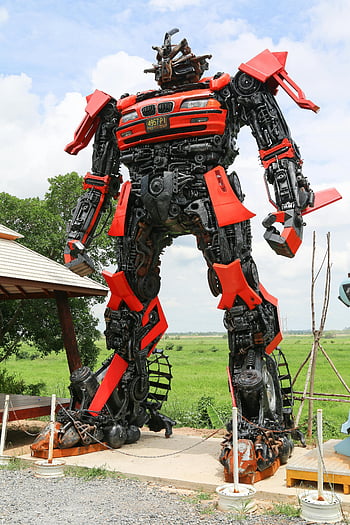 robot statue, genanvendte materialer, udendørs skulptur, klar dag, rød og sort, Tårnhøje robot, genbrugskunst, udendørs kunst, Robotkunst, metal skulptur, genanvendt skulptur