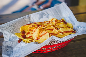 chipsuri, chipsuri crocante de cartofi, ketchup, coș roșu, Căptușeală de ziare, a închide, gustare, alimente, aperitiv, crocant, stropit
