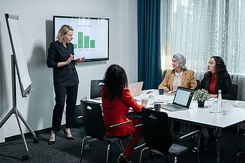 žena v černém obleku, Prezentace grafů, pracovní schůzka, Profesionální ženy, Moderní konferenční místnost, obchodní prezentace, Skupinová diskuse, Nastavení kanceláře, Profesionální oděv, podnikatelky, konferenční stůl
