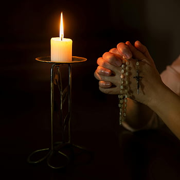 beten, Rosenkranz, brennende Kerze, Hände halten Rosenkranz, Kerzenlicht, Gebet, Glauben, Nahansicht, religiös, spirituell, Hingabe