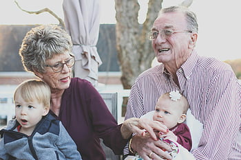 grootouders, kleinkinderen, buiten instelling, openhartige momenten, familie tijd, vreugdevolle momenten, grootmoeder, grootvader, Kind vasthouden, ronde, familie van meerdere generaties