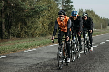 cyklisty, silniční kolo, silnice lemovaná stromy, vytrvalost, týmová práce, Venkovní cyklistika, cyklistické vybavení, Skupinová jízda, silniční cyklistika, jízda na kole, cyklisté ve výbavě