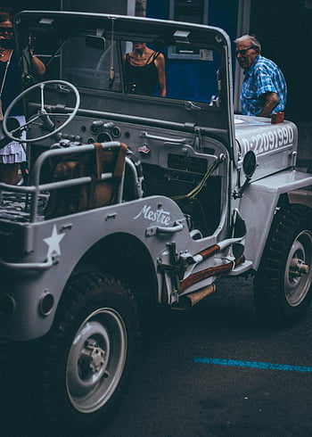 Vintage Jeep, Klasický automobilový design, stylový vintage, Venkovní parkování, lidé poblíž, klasické auto, mestre, vojenský džíp, klasické vozidlo, venkovní akce, Klasický design