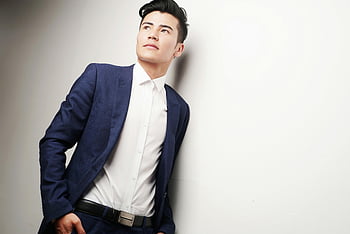 파란 블레이저, 흰 드레스 셔츠, 흰 벽, 우아한 사업가, 기업 테마, 사려 깊은 포즈, 파란색 정장, 전문 복장, 격식있는 옷차림, 비즈니스 패션, 기업 스타일