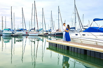 Mann und Frau, in der Nähe des Bootes stehen, Paar auf Dock, Yachthafen, Segelboote, Romantischer Moment, Ufergegend, Jachtklub, Freizeitbeschäftigung, Outdoor-Szene, Serene -Einstellung