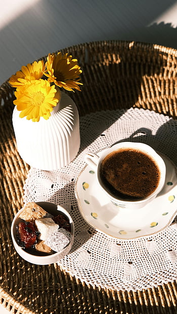 morgenkaffe, blomster, søde sager, kurvbakke, Charmerende opsætning, kaffekop, gule blomster, Blondeserviet, kaffe pause, morgenmadskuffe, Hyggelig opsætning