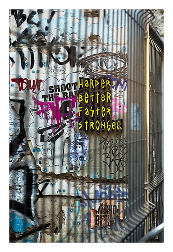 graffiti, metallo corrugato, arte di strada, colori vibranti, arte urbana, arte muraria, graffiti multicolori, arte espressiva, arte all'aperto, muro di graffiti, espressioni di strada