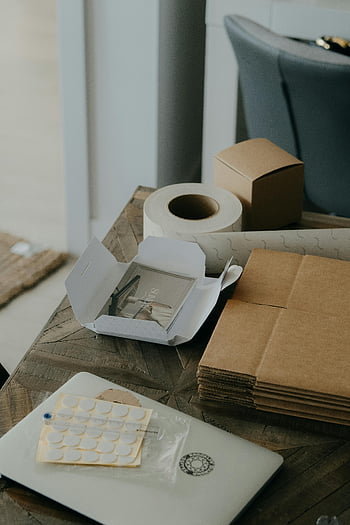 Çevre dostu ambalaj, rustik ahşap masa, karton kutular, yapışkan çıkartmalar, paketleme bandı, sürdürülebilir malzemeler, ambalaj malzemeleri, eko ambalaj, karton ambalaj, yapıştırıcı etiketler, sürdürülebilir ambalaj