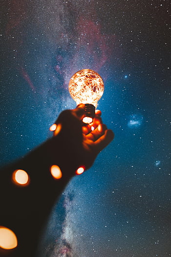 Tangan memegang bola lampu, lampu senar, Bima Sakti, langit malam, koneksi kosmik, bola lampu, pemandangan ajaib, langit berbintang, fotografi kreatif, citra selestial, seni ringan