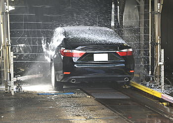 sedan negro, lavado de autos, lavado de autos automatizado, rociador de agua, espuma, limpieza de vehículos, coche negro, mantenimiento del auto, detallando el coche, Servicio de auto, proceso de lavado de autos