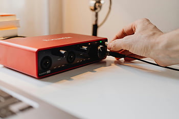 interface audio, fermer, ajustement de la main, appareil rouge, Utilisation de la technologie, équipement audio, commandes audio, photographie rapprochée, commandes de l'interface audio, appareil audio, interface audio rouge