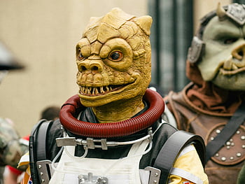 alien costume, cosplayers, sci-fi convention, close-up, alien mask, costume details, sci-fi fans, alien character, convention attendees, cosplay event, alien cosplay
