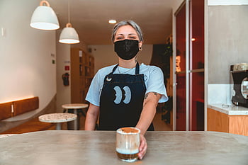 Barista, masca, cafea cu gheata, Cafenea confortabilă, servire cafea, Setarea cafenelei, barista care servește, barista cu mască de față, Mediu de cafenea, cană de cafea, cafenea de interior