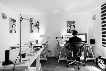 fotografia in scala di grigi, uomo seduto, computer, spazio ufficio, impostazione della scrivania, spazio di lavoro, bianco e nero, Scena indoor, ambiente di lavoro, mobili per ufficio, schermo del computer