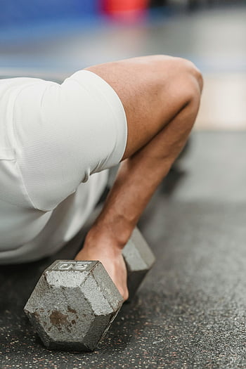 armbøjninger, håndvægte, atlet træning, arm muskler, ben muskler, indendørs træning, fitness træning, styrketræning, gym træning, nærbillede skudt, Sportsman træning