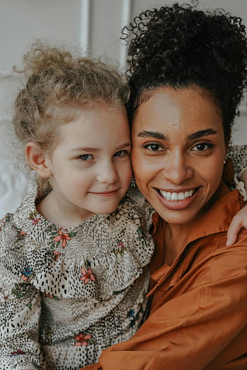 mère et l'enfant, souriant, portrait, joyeux, embrasse, amour, bonheur, fille-fille, famille, unité, cheveux bouclés