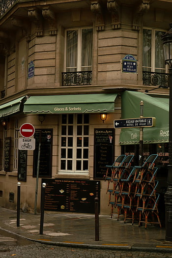 caffè parigino, tesa verde, sedie impilate, giorno di pioggia, Atmosfera accogliente, angolo della strada, ristorante francese, posti a sedere all'aperto, paesaggio urbano, scena urbana, Fascino europeo