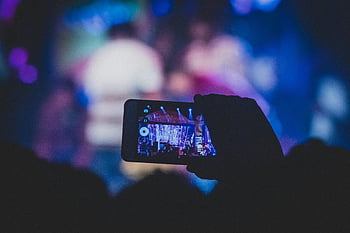 chytrý telefon, záznam, živý koncert, Závalná světla, ruka hospodářství, koncertní fotografie, hudební událost, jevištní světla, Zobrazení publika, Noční představení, smartphone fotoaparát