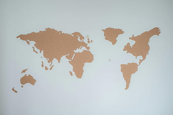 kurkkaart, wit oppervlak, minimalistisch decor, wereldkaart, moderne inrichting, prikbord, witte muur, minimalistisch ontwerp, hedendaagse kunst, huisdecoratie, muur kunst