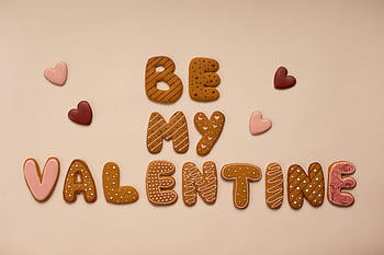 Soubory cookie s polevou, cookies ve tvaru srdce, buď můj Valentýn, Valentýn, Kreativní displej, béžové pozadí, Slavnostní cookies, Romantické sušenky, Cookie Art, valentýnské dobroty, srdce cookies