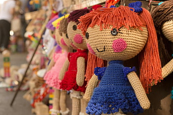gehaakte poppen, Lichte kleding, marktkraam, gebreide pop, Charmante poppen, bruin paars rood, Handgemaakt speelgoed, Haakspeelgoed, kleurrijke poppen, ambachtelijk handwerk, Textielkunst