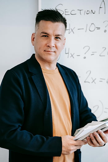 profesor de sex masculin, sală de clasă, tablă albă, Ținând Cărți, zâmbitor, educaţie, învățătură, Ecuații de matematică, profesionist, om, față