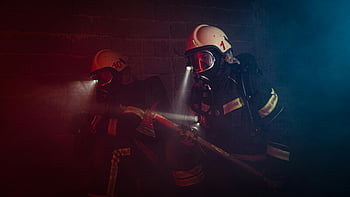 hasič, sekera, plné vybavení, zakouřené prostředí, odvaha, týmová práce, odhodlaní hasiči, požární záchranu, reakce, bezpečnostní vybavení, záchranná operace