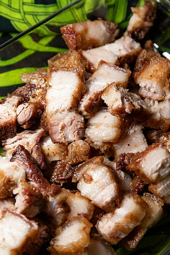 filipino jídlo, lechon kawali, křupavé smažené vepřové břicho, slané jídlo, detailní fotografie, kuchyně filipina, vynikající jídlo, Tradiční filipínské, křupavé vepřové maso, Filipínská pochoutka, Smažené vepřové břicho