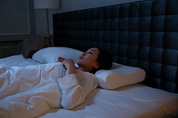 Donna in pigiama bianco, sdraiato sul letto, donna asiatica, insonnia, notte, sveglio a letto, Piajama bianco, letto, stanza buia, cuscino