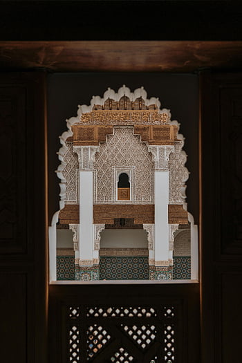 Fas mimarisi, Orta Doğu cephesi, süslenmiş kemer, karmaşık tasarım, Fas binası, balkon manzarası, geleneksel sanat, kültürel Miras, geometrik desenler, İslam sanatı, süslü detaylar