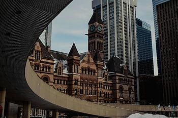 eski belediye binası, toronto, mimari kontrast, çevreleyen gökdelenler, çarpıcı manzara, tarihi bina, Modern mimari, şehir manzarası, Cityscape, şehir merkezi toronto, Saat kulesi