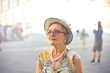 hloubka pole, žena, pastelové barvy, košile bez rukávů, bílé klobouku proti slunci, Elegantní senior, florence itálie, slunečný den, venkovní portrét, pouliční fotografie, modní styl