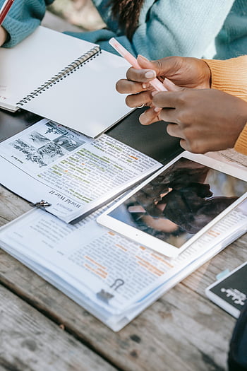 rozmanité studenti, Venkovní studium, Kolaborativní učení, tablety, poznámky, park, učebnic, anonymní, skupinové studium, vzdělávací, technologie