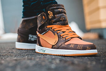 nike air jordan 1, รองเท้าผ้าใบสีน้ำตาล Nike, การออกแบบ Louis Vuitton, รองเท้าผ้าใบหรูหรา, รายละเอียดแฟชั่น, รองเท้าระยะใกล้, รองเท้าผ้าใบสไตล์, อากาศ, รองเท้าผ้าใบ Vuitton, รองเท้าระดับสูง, รองเท้าผ้าใบดีไซเนอร์