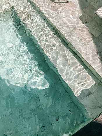 수영장, 수영장으로 가는 계단, 고요한 수영장, 빛의 반사, 물 계단, 클로즈업 풀, 반짝 반짝 빛나는 물, 풀 단계, 수영장 가장자리, 수면, 수영장 디자인