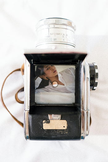 vinobraní fotoaparát, hledáček, žena portrét, bílé pozadí, odraz, fotografování, retro fotoaparát, klasický fotoaparát, umělecká fotografie, vinobraní fotografie, Reflexe kamery