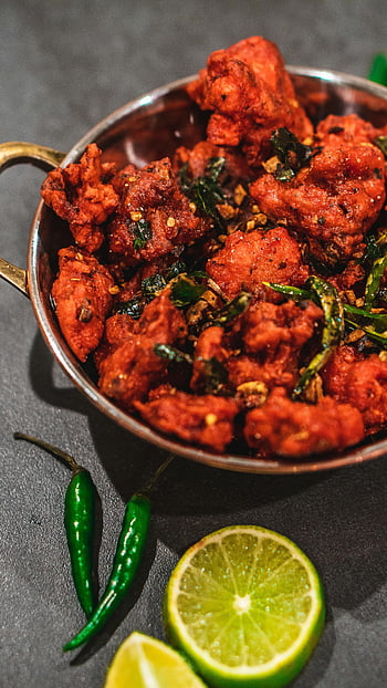 Kurczak Pakora, Pikantne indyjskie danie, zielone chilli, plastry cytryny, jedzenie z bliska, Kuchnia indyjska, smażony kurczak, zielony pieprz, ozdoba z cytryny, fotografia żywności, pikantny kurczak