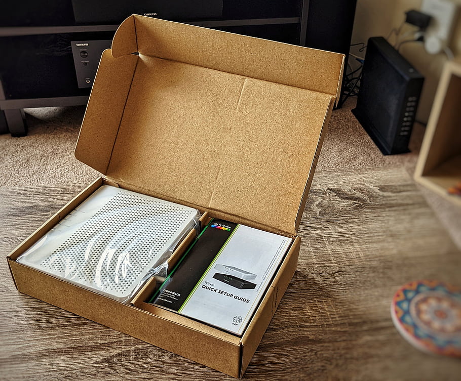 Kabelový modem, techncolor, TC4400, bílý, box, průvodce rychlým nastavením, obal, elektronika, přístroj, stůl, otevřeno