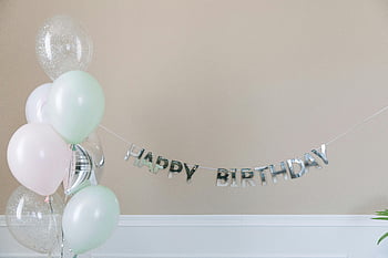 Všechno nejlepší k narozeninám banner, Pastel Balóny, Minimalistické nastavení narozenin, Vnitřní narozeninová dekorace, Pastel Balloon Dekorace, narozeniny banner, Vnitřní oslava, pastelové barvy, Narozeninová párty dekor, stříbrný banner, Slavnostní nastavení vnitřního