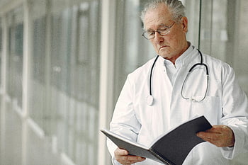 docteur âgé, stéthoscope, rapport médical, hôpital moderne, dossiers cliniques, lecture attentive, manteau blanc, Professionnel de la Santé, établissement médical, médecin principal, docteur contemplatif