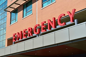 oznakowanie awaryjne, Wejście do szpitala, czerwone litery, Współczesny szpital, pogotowie, zdjęcie zbliżenie, Wybitny znak, placówka medyczna, Budynek opieki zdrowotnej, Departament Ratunkowy, znak wejścia