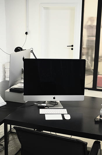 computer moderno, tavolo nero, Apazio di lavoro leggero, schermo del computer vuoto, Spazio di lavoro moderno, creatività, produttività, impostazione della scrivania, ambiente di ufficio, design minimalista, Design dell'area di lavoro